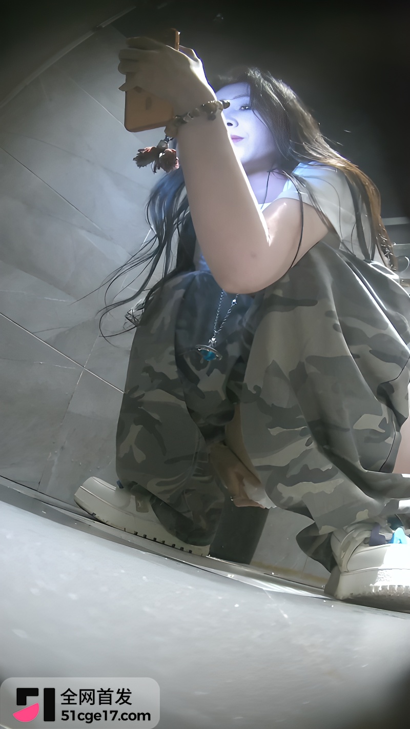 酒吧厕所全景偷拍4