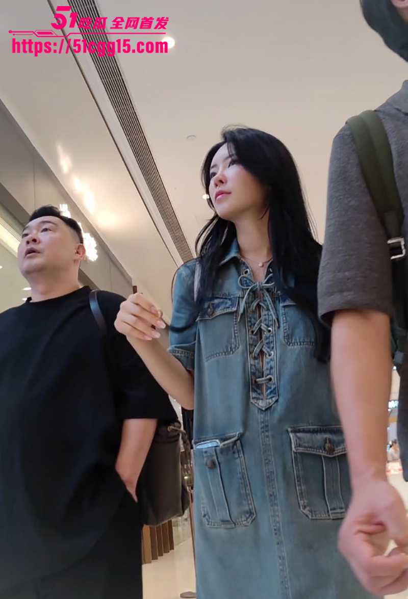 最新抄底无内整容网红脸美女一线天美鲍3拷贝