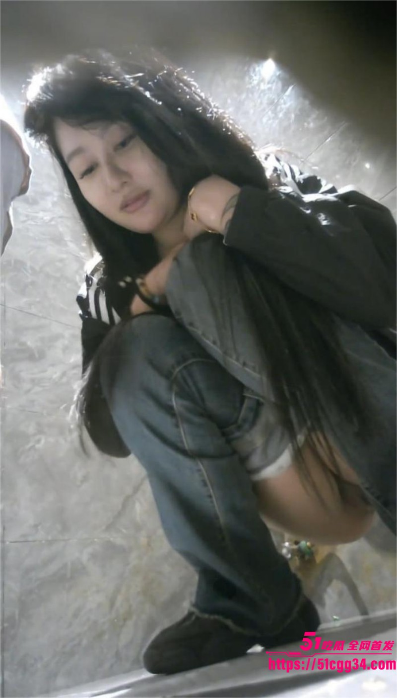 厕所偷拍三里屯美女放尿过程 脸穴同框肥嫩鲍鱼激情放尿 特写镜头阴毛和一线天引人臆想  1