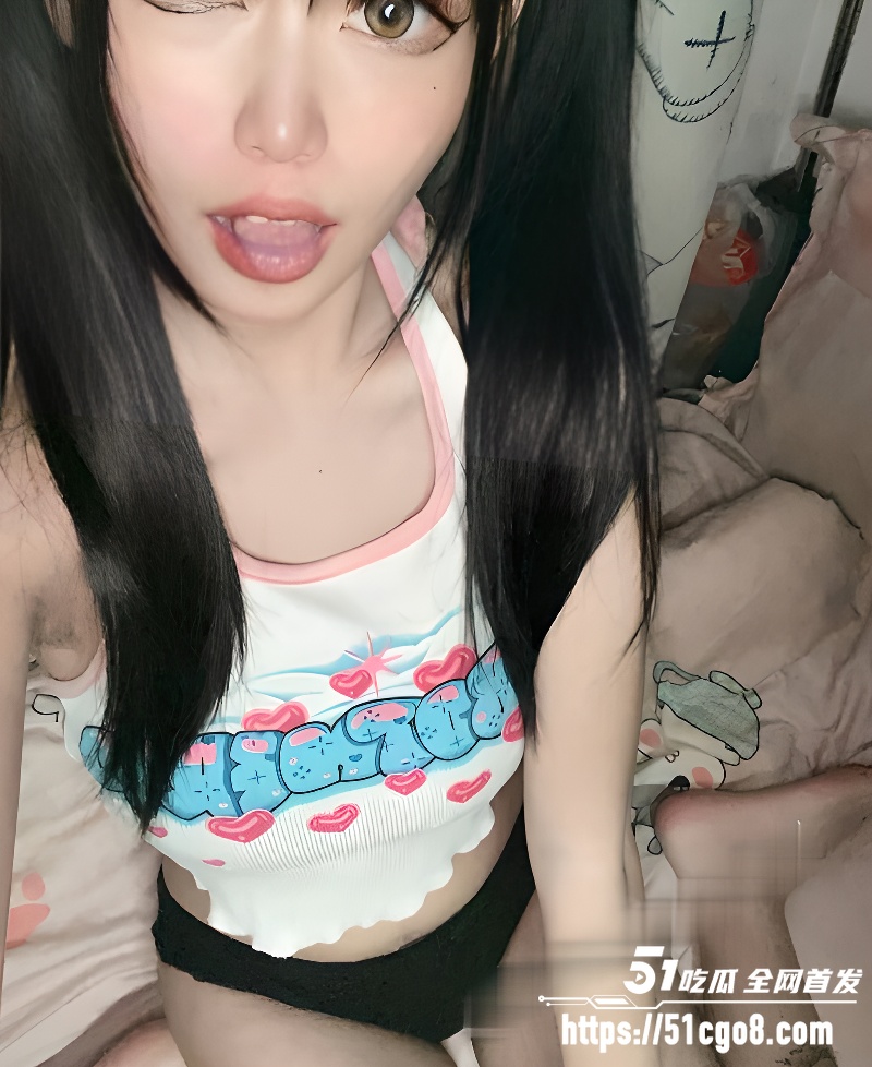 巨乳肥臀大学生宿舍自慰 1