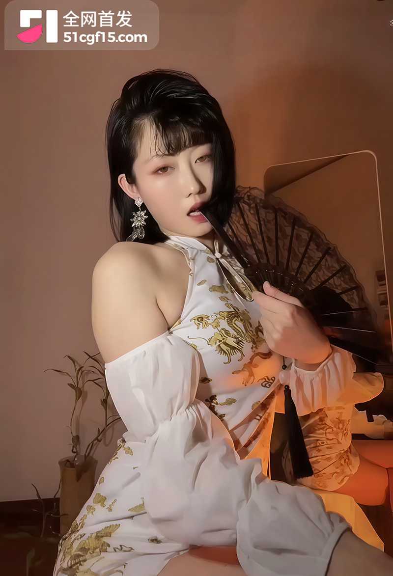 舞蹈老师紫月很会跳定制扭胯热舞漏点合集1拷贝