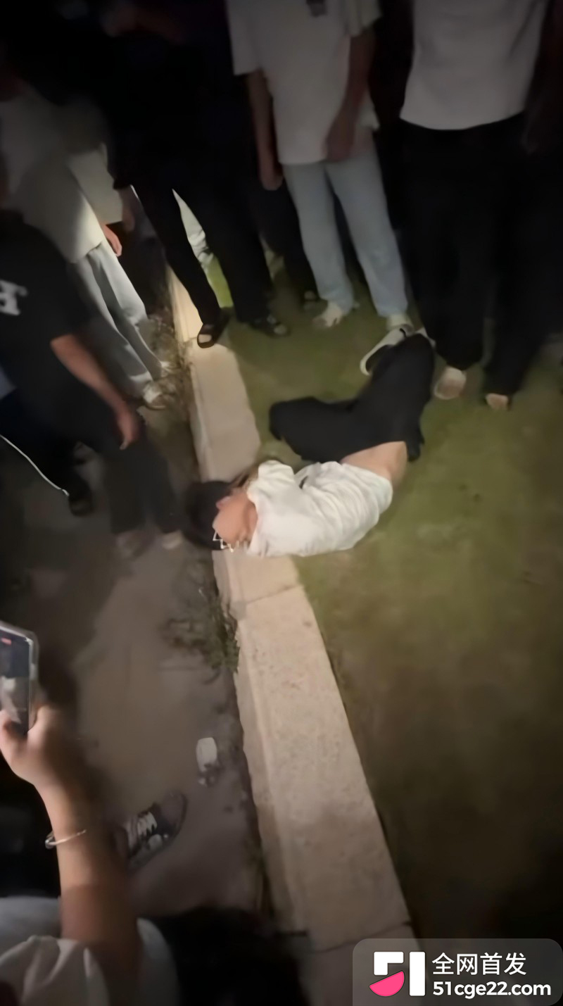 精神小伙深夜霸凌6