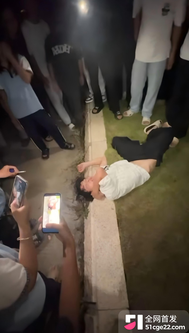 精神小伙深夜霸凌7
