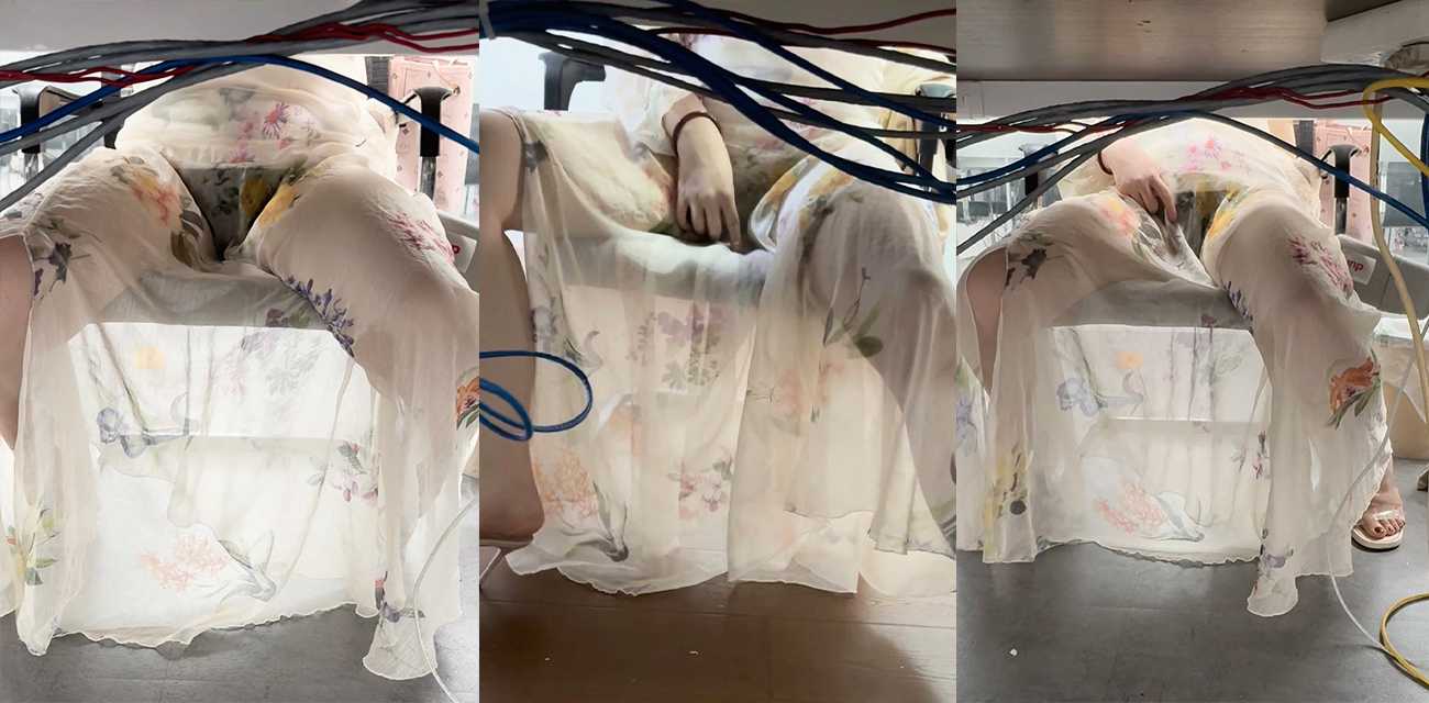 邪恶瓜友桌下偷拍女同事走光 性感花裙透出蕾丝内裤 美腿张合扣揉嫩穴 无意识发骚最撩人