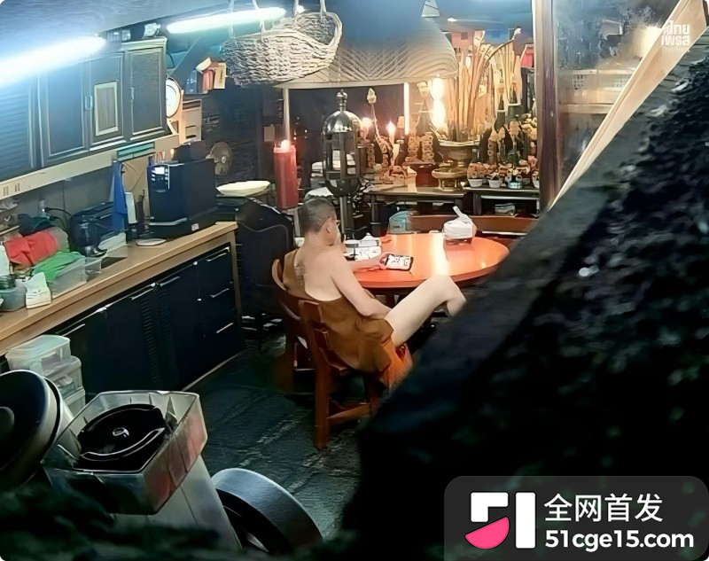 泰国淫僧 阿赞初 狂圈9200万善款包养情人16