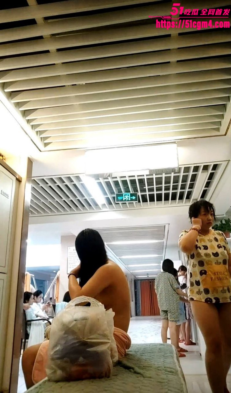 猥琐女顾客真实偷拍澡堂内部 1