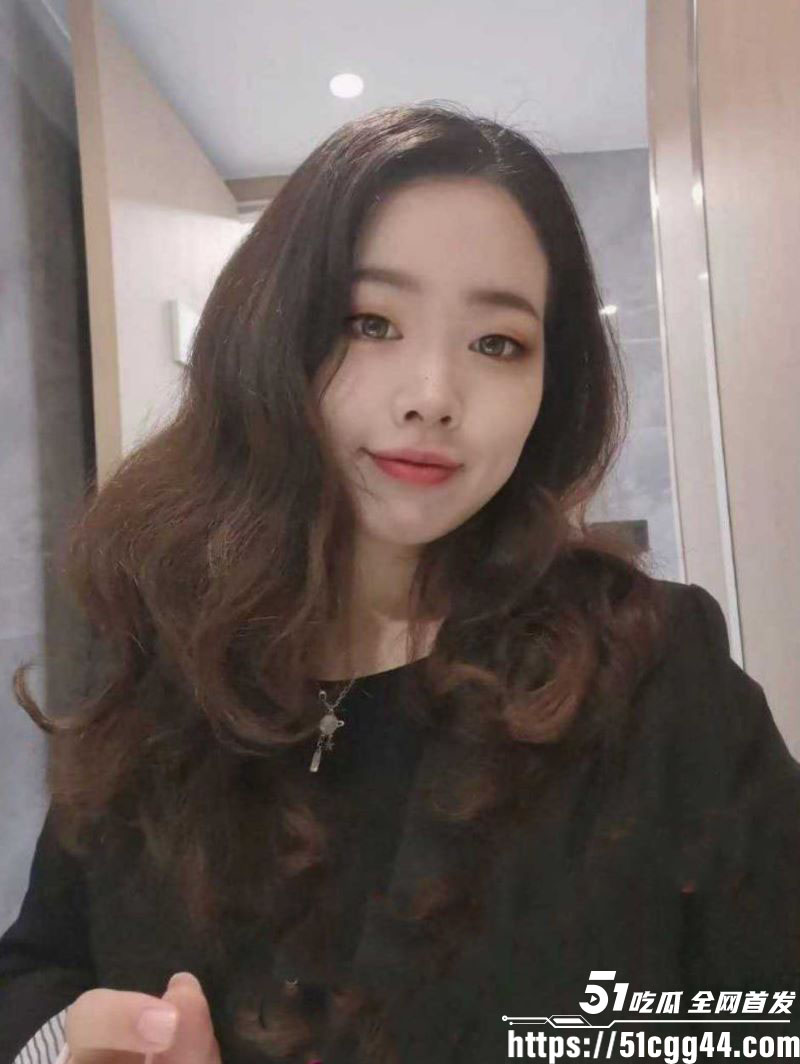 丈夫出轨被妻子带亲友堵房抓现行 1