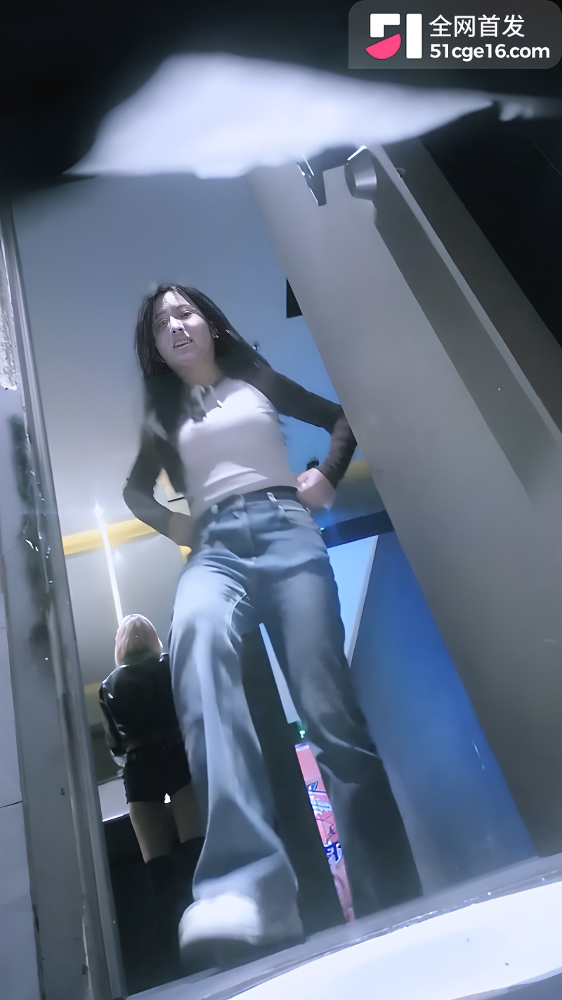 夜总会女厕里的全景偷拍1