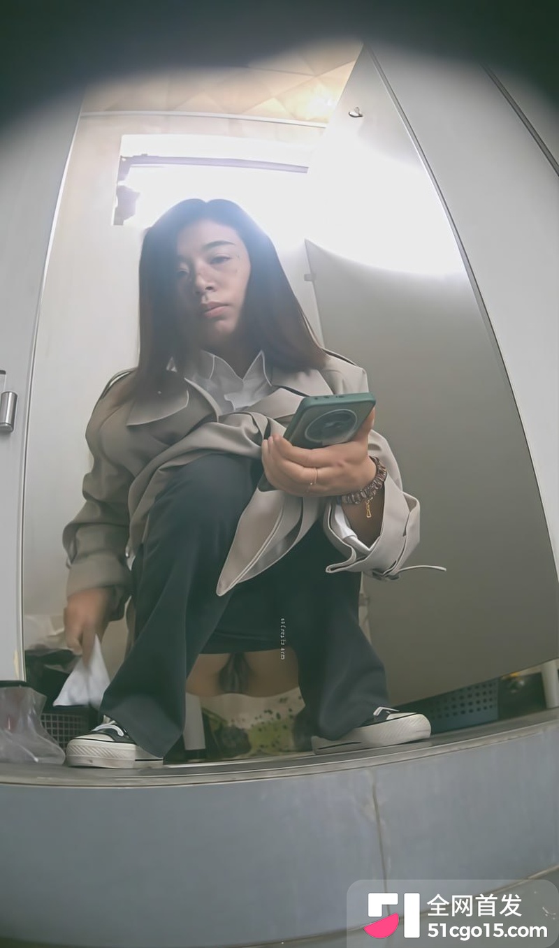 大神商场女厕所偷拍美女放尿 1