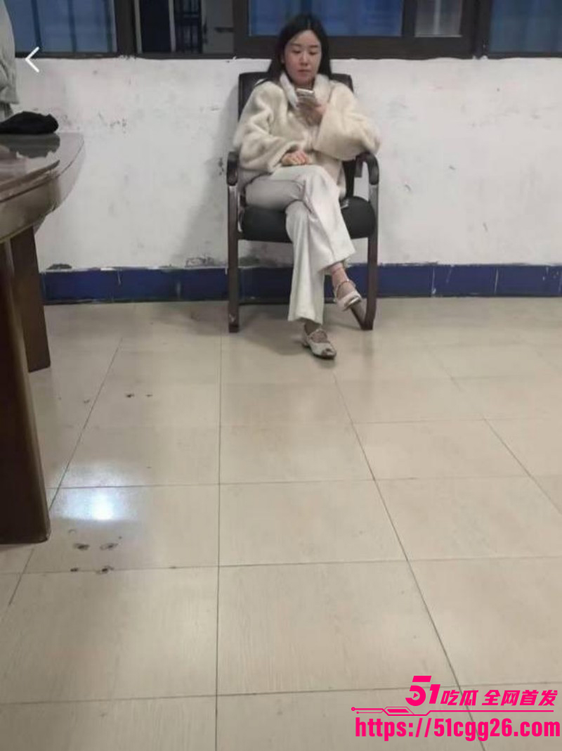 福建平潭抓奸小三被原配当街扒光衣服01