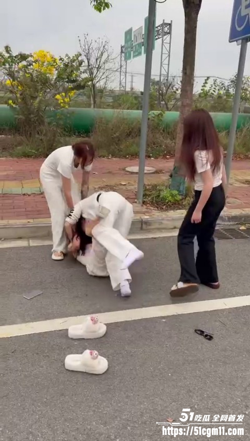 马路街头惊现精神小妹三打一现场  1