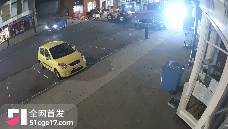 英国惊现暴力抢 ATM 6
