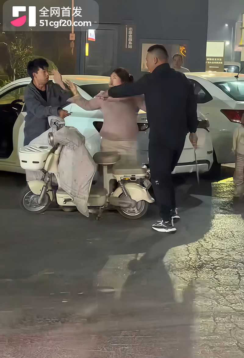 广府街头捉奸暴打小三火烧电动车 2 拷贝
