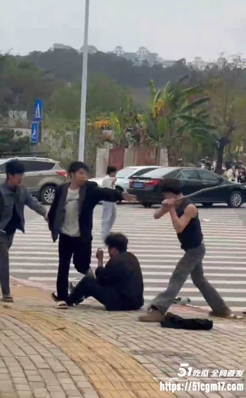 精神小伙打架现场 3
