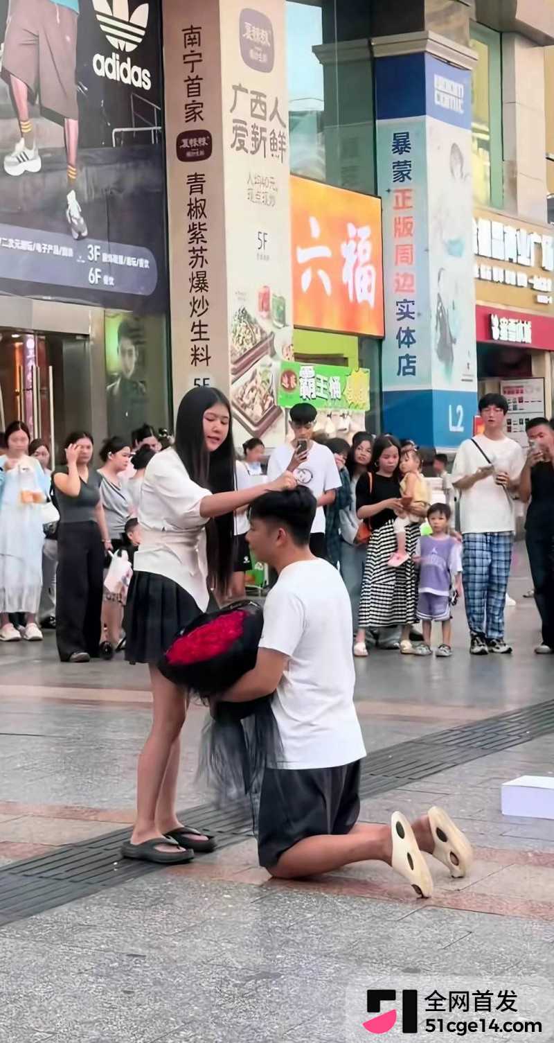 广西南宁朝阳广场目森眼镜求婚视频04