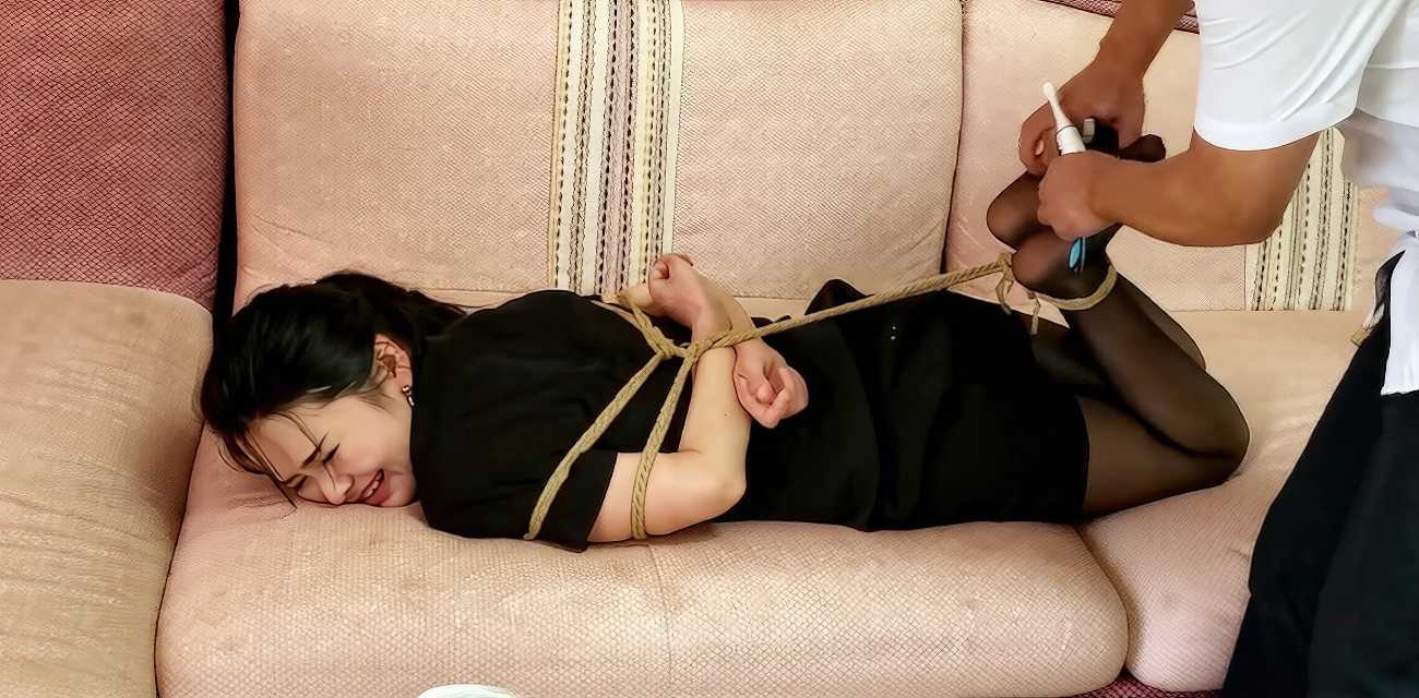 职场OL 晓晓 开门被假快递员绑架 胶带封嘴捆绑羞辱 黑丝美足被玩到崩溃求饶