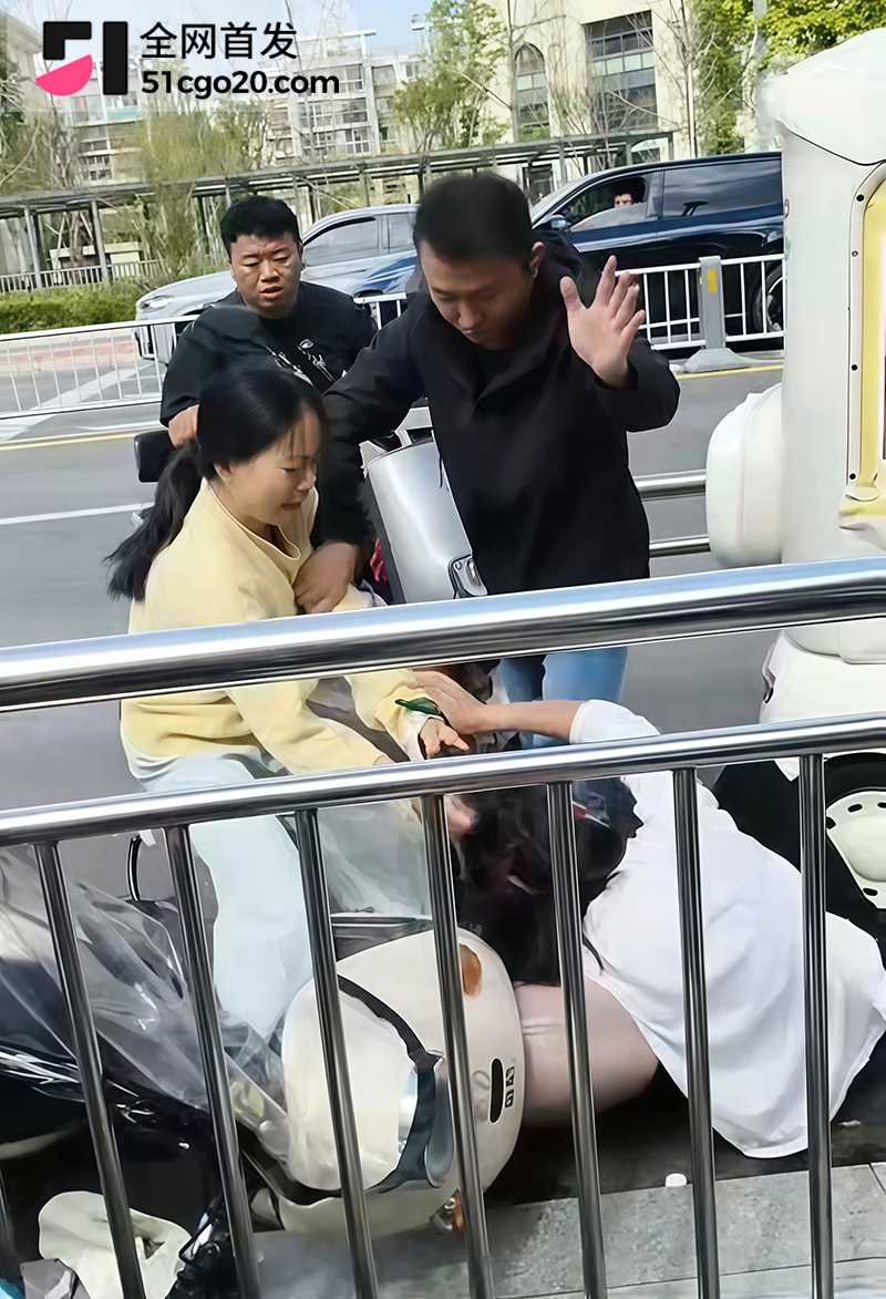 青白江小学门口吵架杀人 2 拷贝