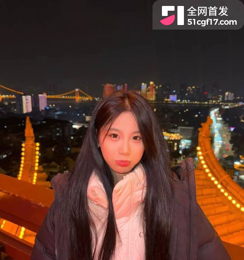 抖音网红Kiss酒吧搂吻被抓拍 6