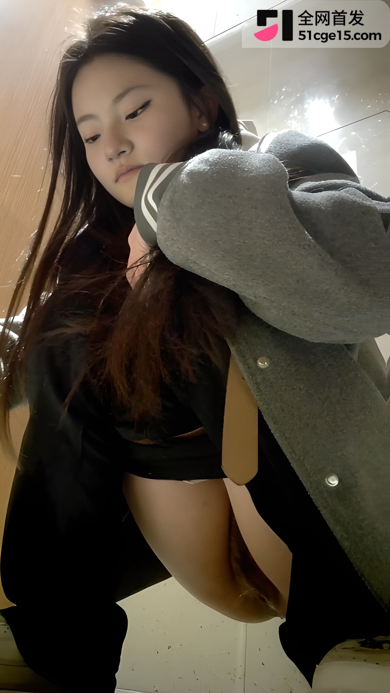 酒吧女厕前景偷拍美女露出 6