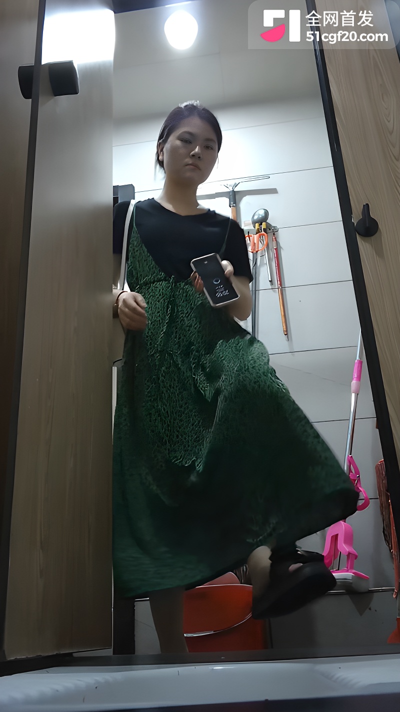 精品女厕系列捕捉少妇如厕瞬间 3