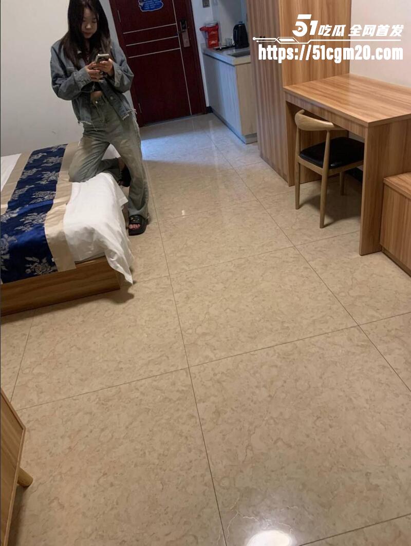极品反差网红少女翘臀无套后入1