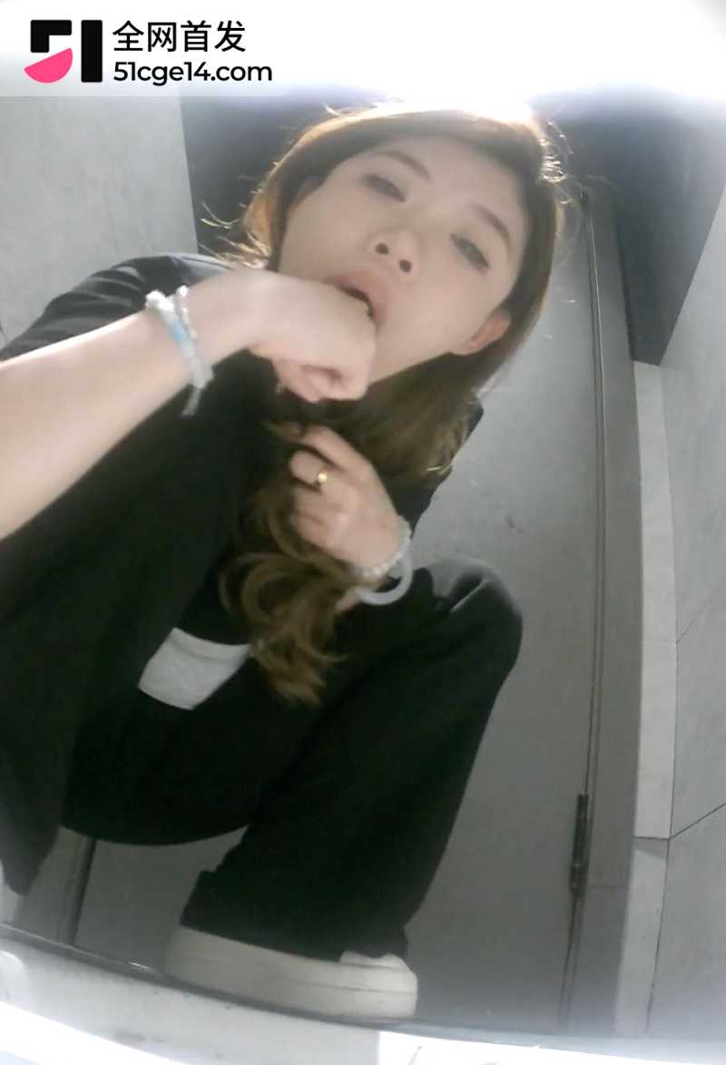 高质量酒吧女厕偷拍 5 拷贝