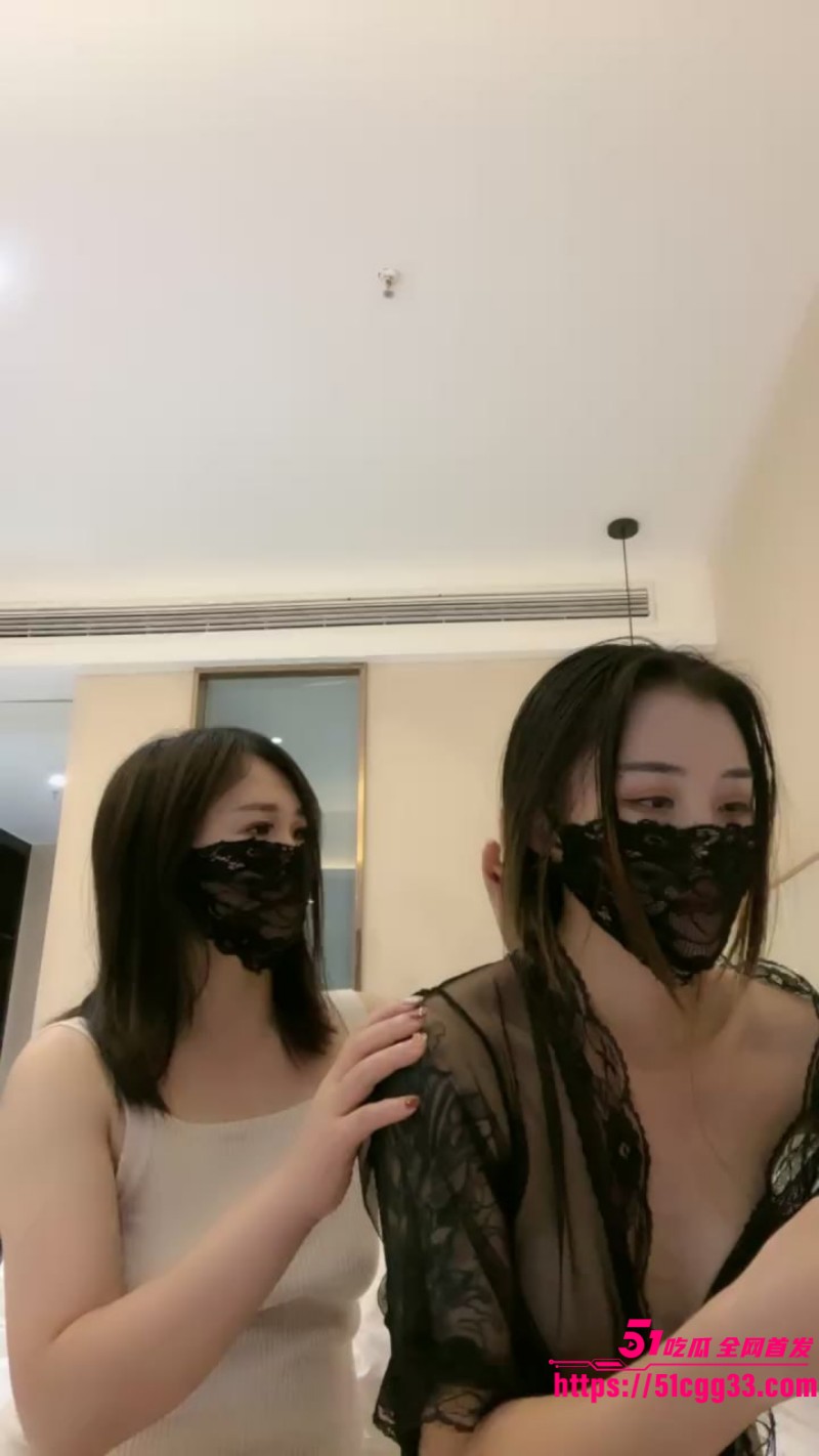 风骚御姐 甜甜酱 携手闺蜜与炮友性爱直播 双女共侍肉棒互玩骚穴 轮番骑乘爆操高潮不断  1