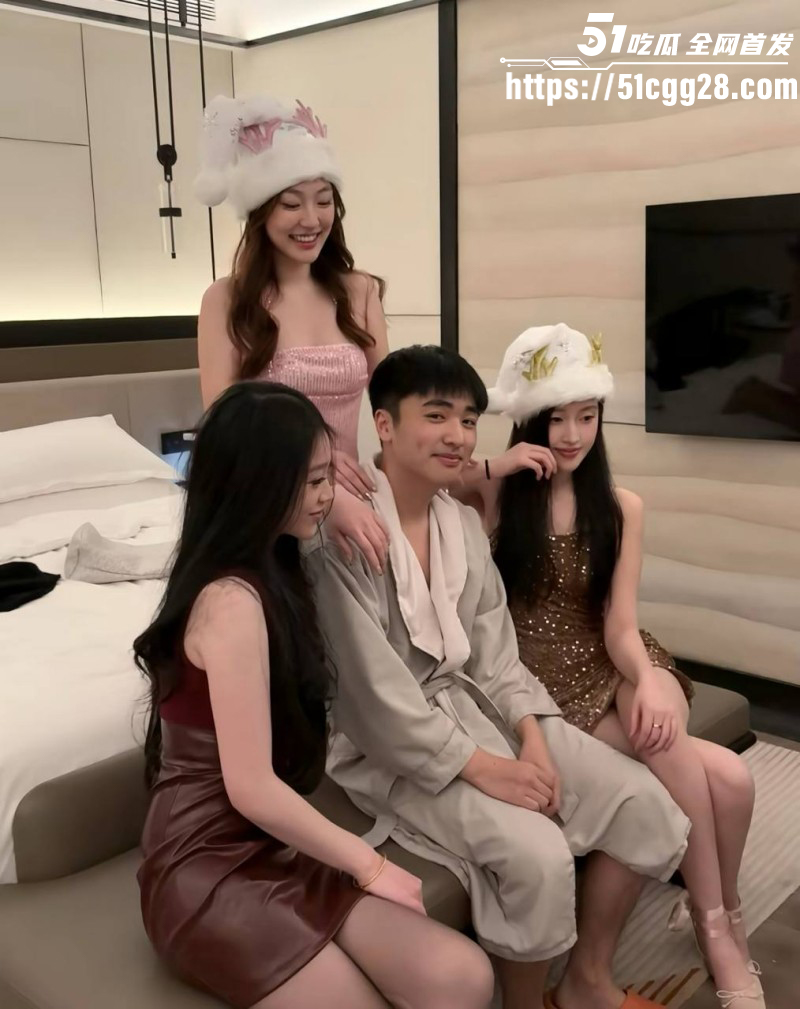 江苏无锡3女1男酒店自拍爆火抖音01