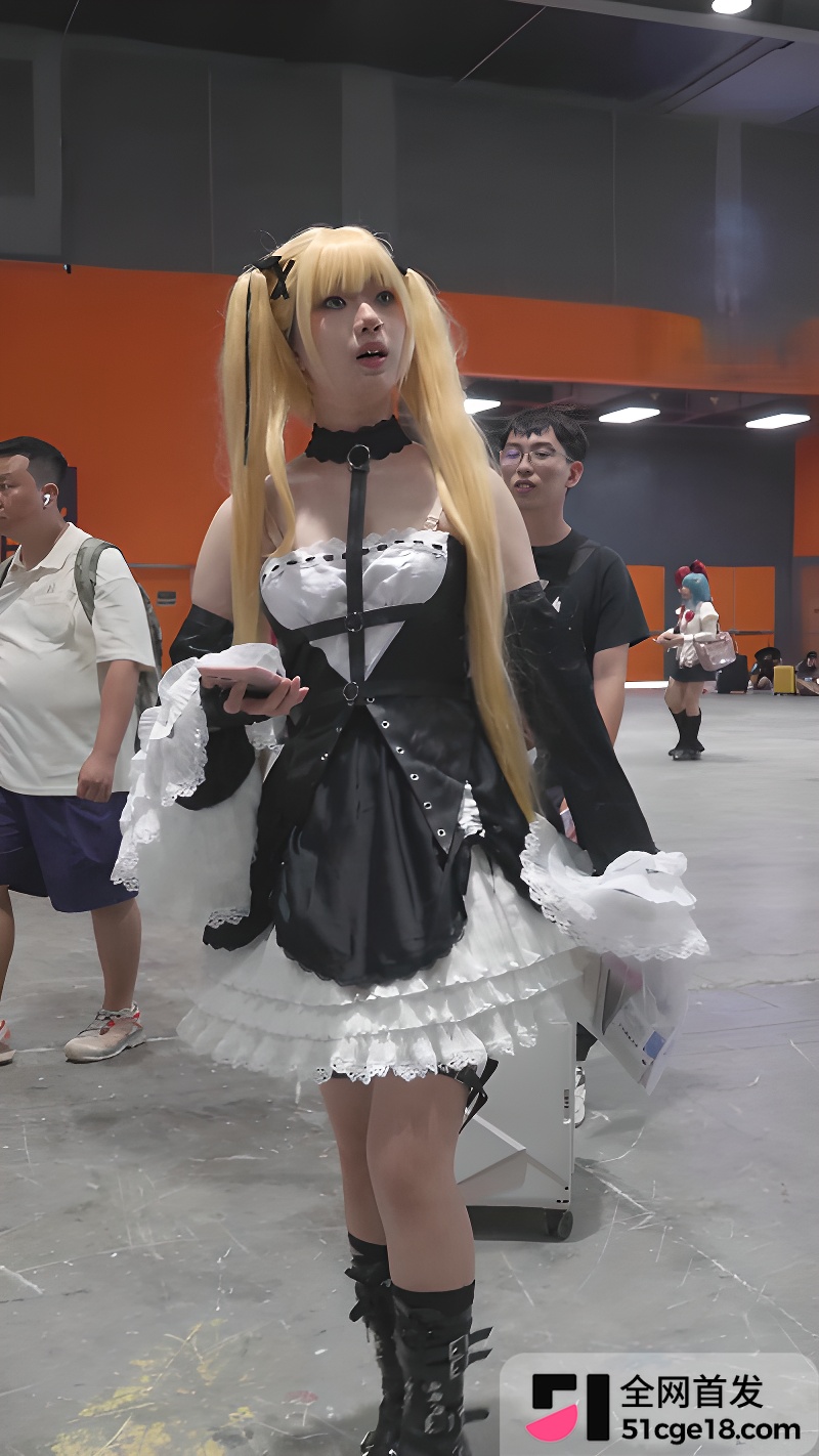 偷拍大神漫展狩猎金发双马尾女仆 5