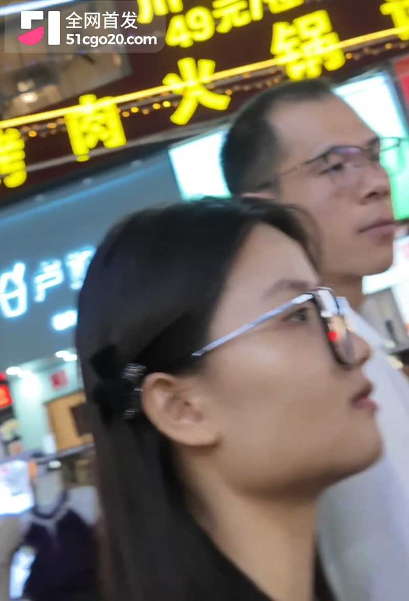 夜市抄底眼镜妹 1 拷贝