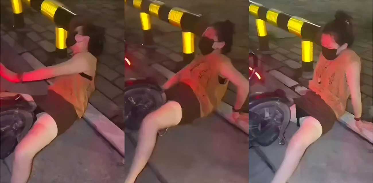 美艳少妇路边上演激情摸逼 电动车轮撕裂骚穴 淫叫发浪勾引路人驻足观看
