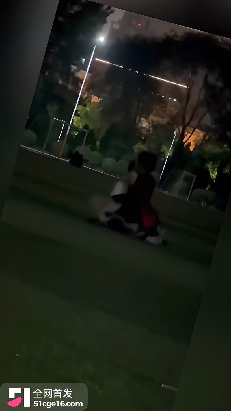 小情侣操场公开野战被偷拍 3