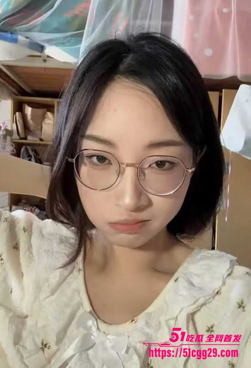武汉大学超美学姐王佳雯不雅视频流出1拷贝