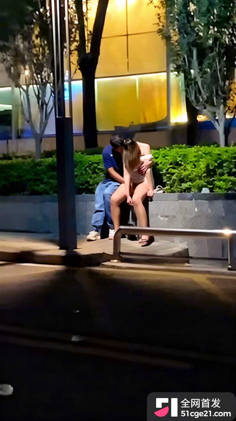 饥渴狗男女户外整活 当街无视路人野战调情3