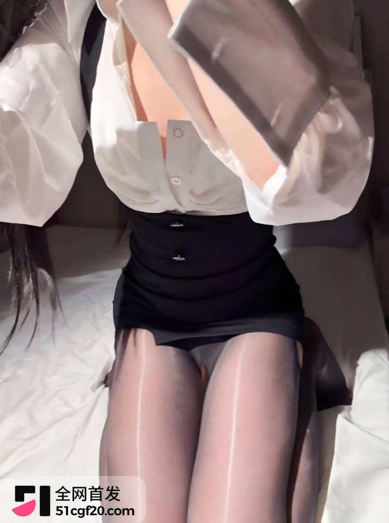 高颜值御姐女大 定制丝足自拍3