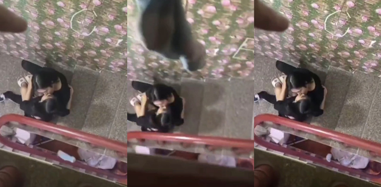 楼道偷拍蕾丝女同激情接吻 臭袜子臭鞋直接扔头顶 吓得她们瞬间蒙圈！