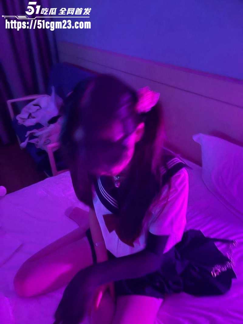 反差骚货 于楠熙 被当母狗调教 身着JK包臀裙舔屌后入 圆润肥臀臀浪翻涌不停