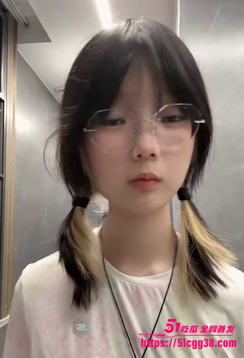 大一眼镜学生妹马梓怡不雅视频曝光 1 拷贝