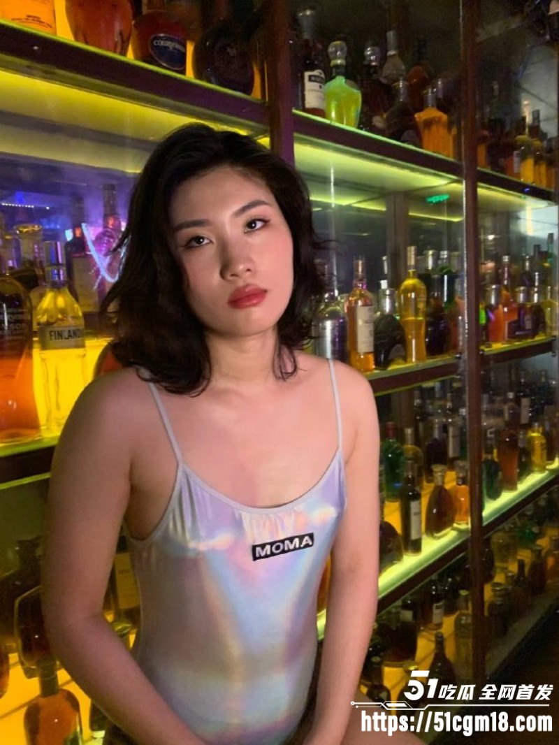 上海酒吧女销售 鹤儿 性爱自拍 1