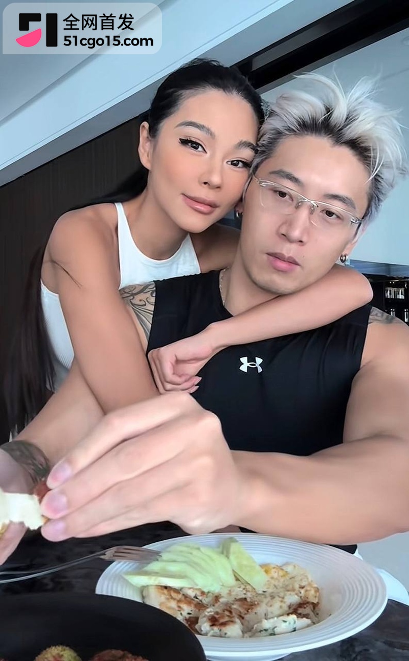 老戴砸钱整容养出百万网红15