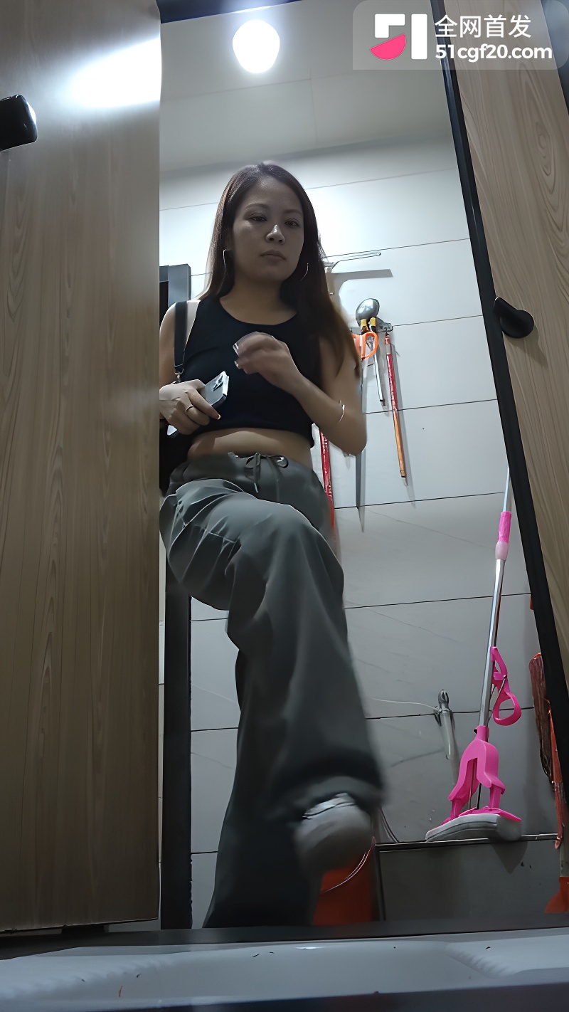 精品女厕系列捕捉少妇如厕瞬间 2
