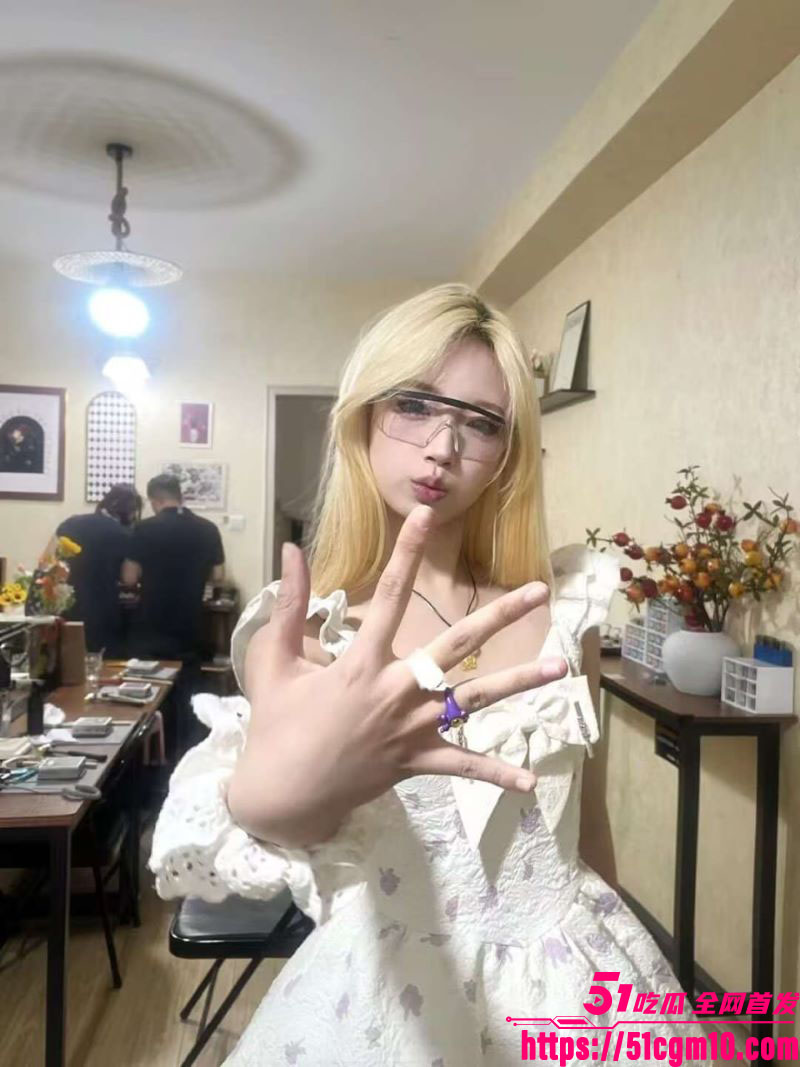 黄毛嫩妹情趣内衣红丝诱惑 1
