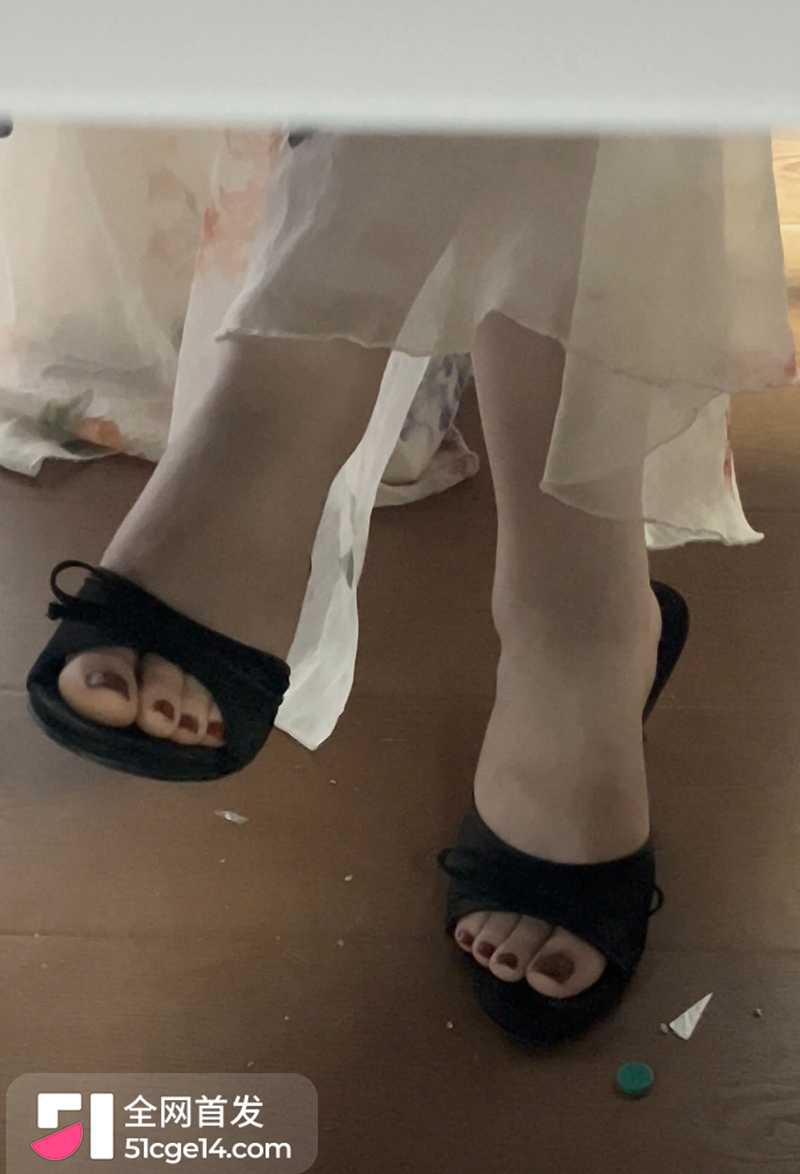 办公桌底偷拍 9 拷贝