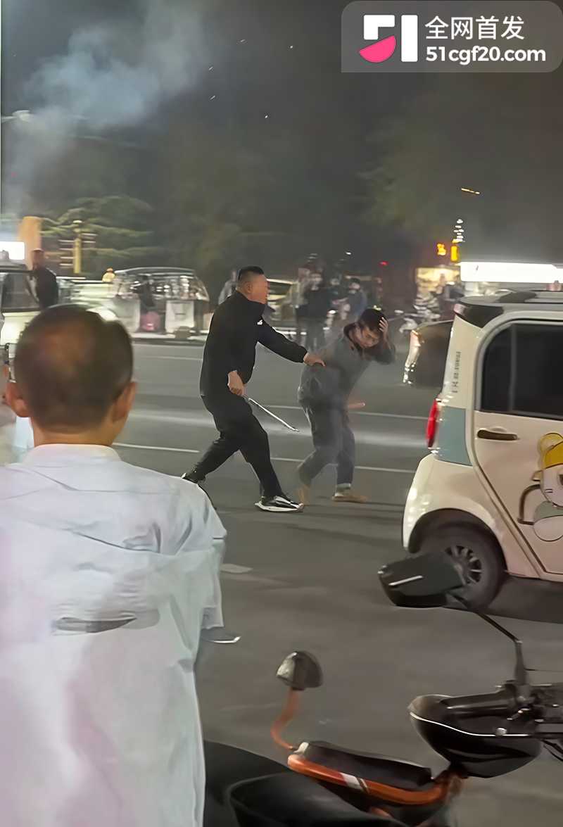 广府街头捉奸暴打小三火烧电动车 1 拷贝