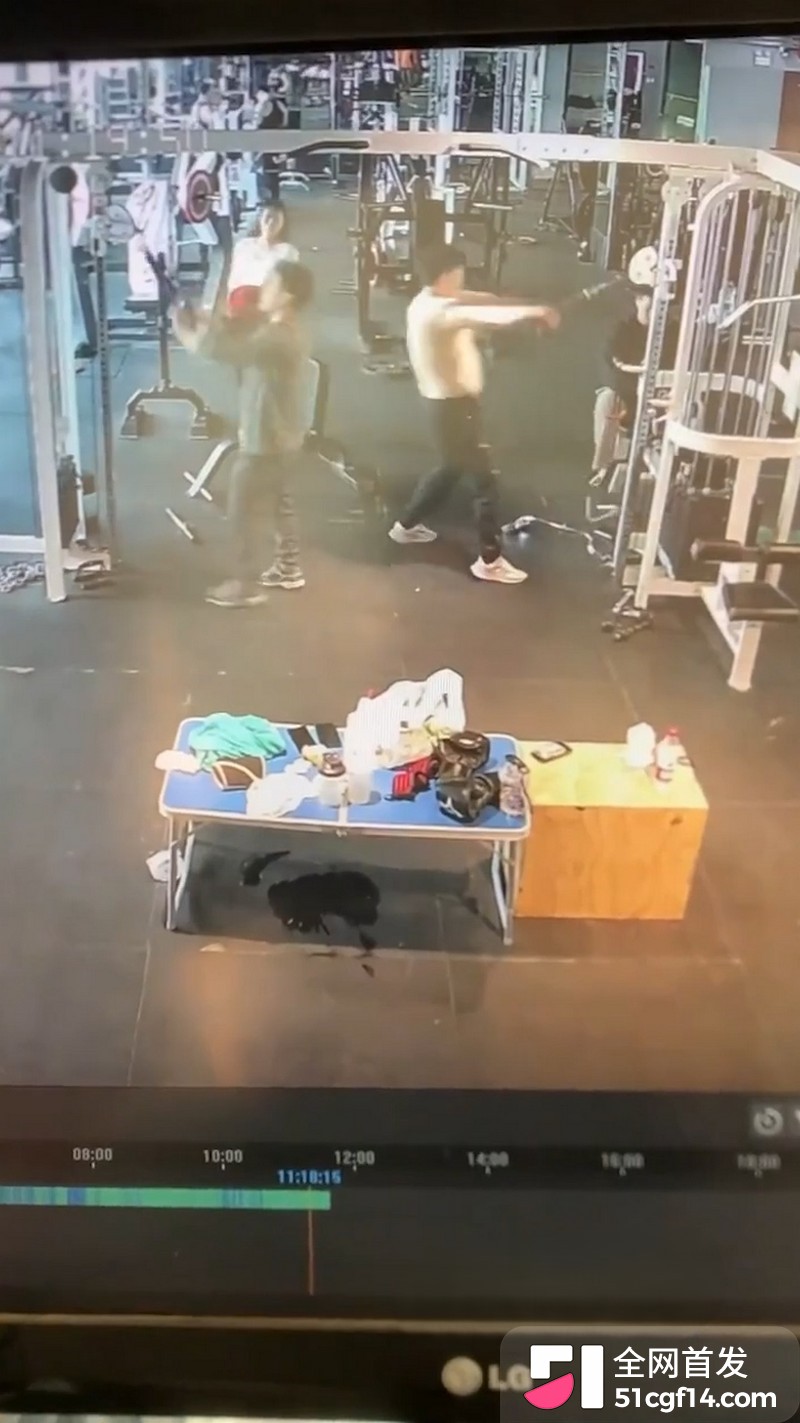 健身房监控雄性魅力大展示 2