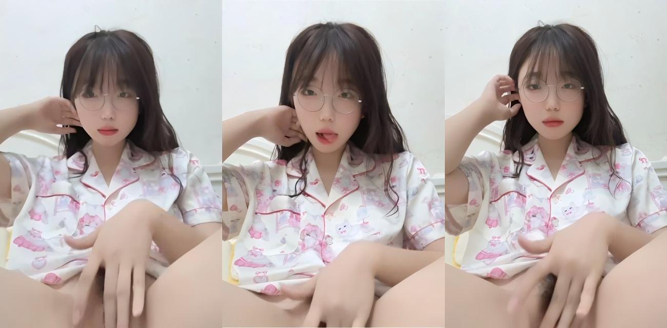 云南师范大学眼镜妹 周晓琴 假期在家寂寞发情逼痒难耐 为泄欲给男友私发自慰视频！