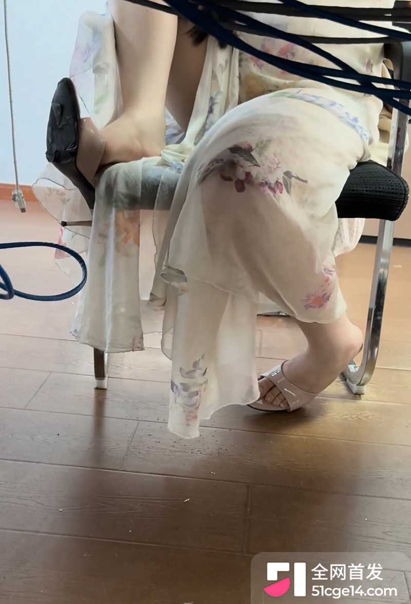 办公桌底偷拍 7 拷贝