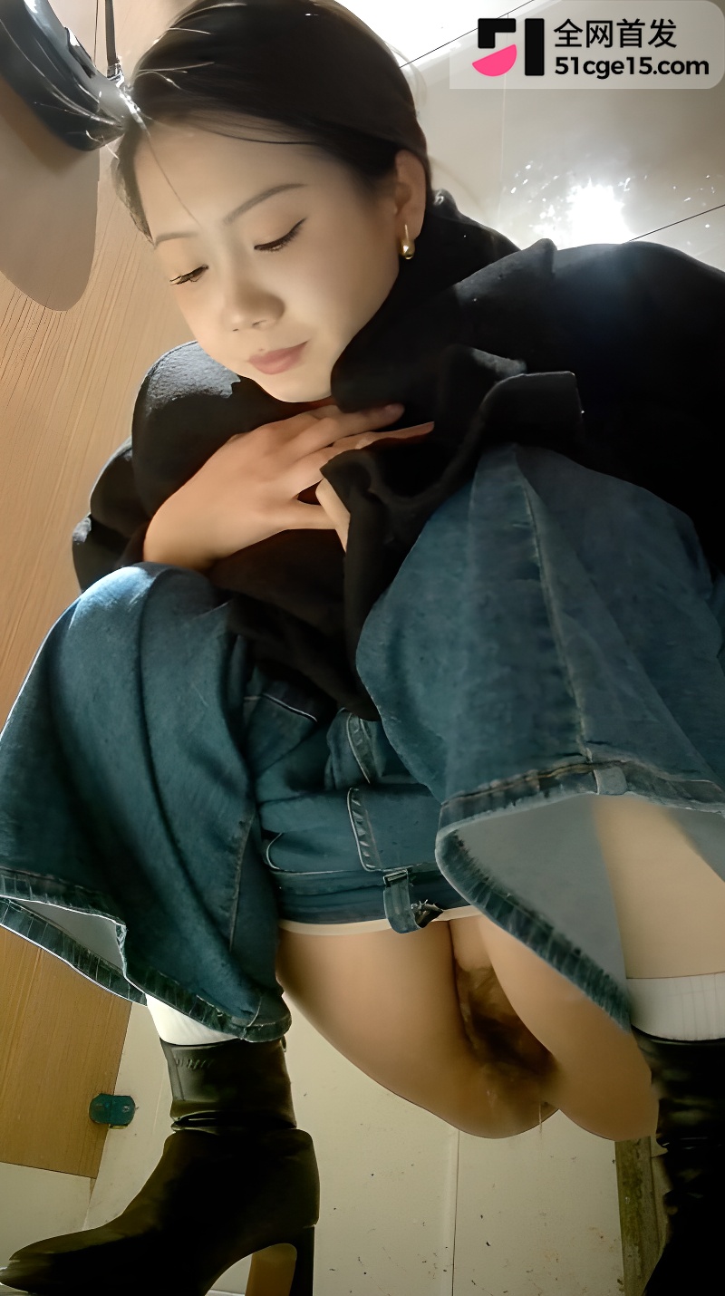 酒吧女厕前景偷拍美女露出 1