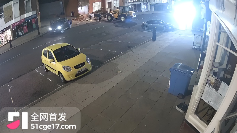 英国惊现暴力抢 ATM 3