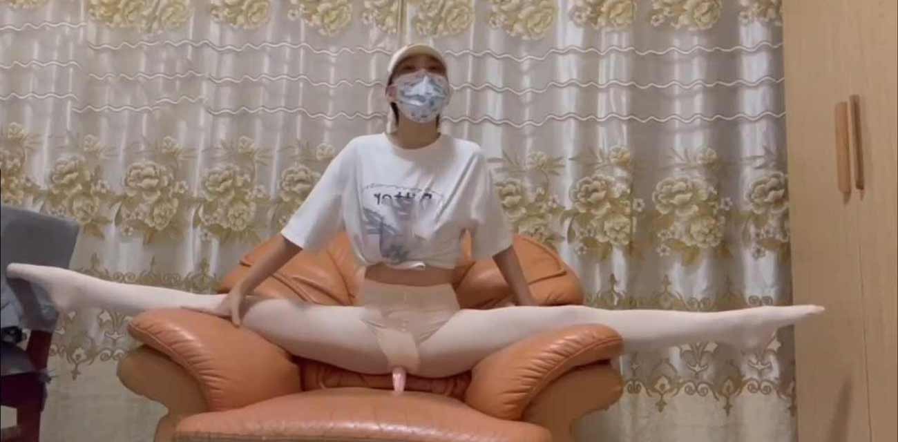 艺校舞蹈系长腿女神 诗瑞 为赚外快献身金主 穿丝袜上演精彩一字马自慰